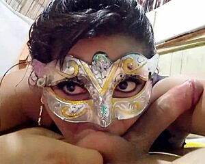 Latina tonåring dreglar över amerikansk kuk med vild hunger