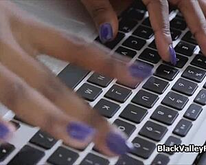 Jeune noire 18+ rebondit sur la bite blanche chanceuse de Dean ! 😏