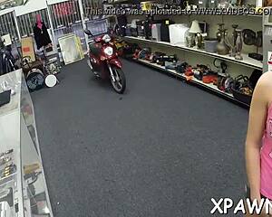 Amateur Cutie Shows Curves With Horny Sucking 😏