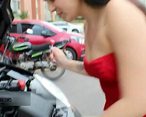 latina babe sucks mechanic's cock for repair service