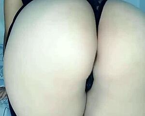 Me siento muy sola y comencé a tocarme mira mis tetas llenas de rico dulce