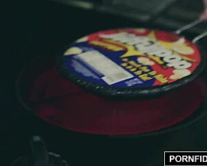 Pornfidelity Natasha Vega zwei Abspritzer lassen sie laut stöhnen an Halloween