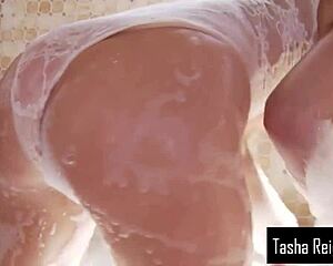 Tasha Reign v spodnjem perilu prstkuje med jacuzzijem v prhi: Blond pornstar z velikimi naravnimi joškami