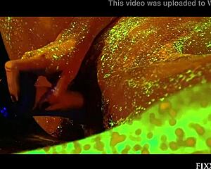 Geil als Glow Goddess met Dildo Masturberen