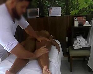 pretinha gostosa ninfetinha orgasms with massoterapeuta - video real