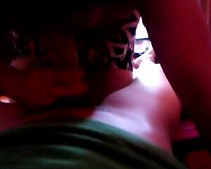 mi gorda mamando y masturbando