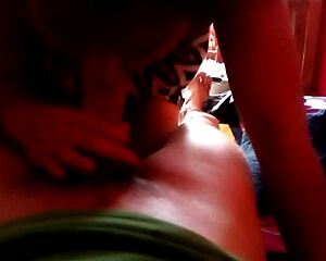 mi gorda mamando y masturbando