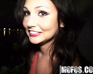 L'aventure cochonne de dogging public d'Ariana Marie.