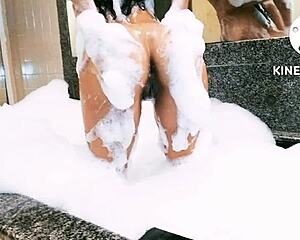 Tomando Banho de Banheira with Wild Squirting!