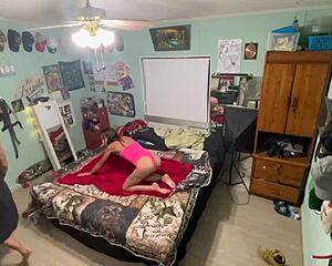 Hubená tetovaná MILF s malými 18+ prsama