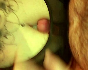 Kæmpe bryster i en intim scene med partner