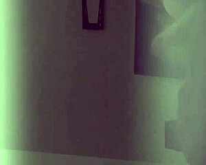 Pequeña Jennifer Far in a Latina scene