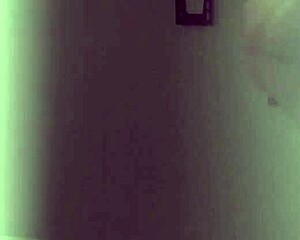 Pequeña Jennifer Far in a Latina scene