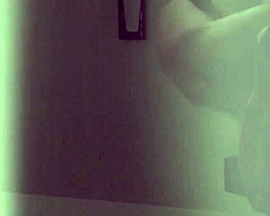 Pequeña Jennifer Far in a Latina scene