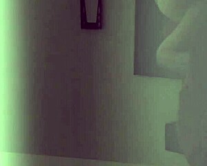 Pequeña Jennifer Far in a Latina scene