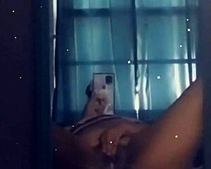 Ebony BBW goddess Kharma bed par mirror mein chut dikha rahi hai