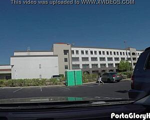 tjock blondin svettas i utomhusaktivitet