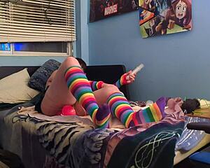 Chiot Soumis Se Pratique À Jouer Avec Son Bad Dragon