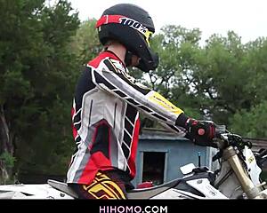 Wanna watch Ryan Rose and Pheonix Fellington ride hard in outdoor gay action?