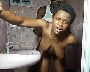 Порочная горничная из Акуаибома тайком трахается с хозяином при мадам