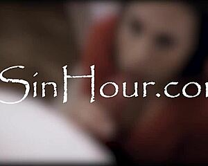 継母が息子の激しいセックスで長持ちするのを手伝う