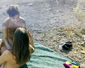 Katalanische Girls erkunden lesbische Lust outdoors in der Natur