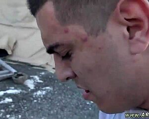 Prości faceci pokazują kutasy podczas samotnego gejowskiego lodzienia z bliska