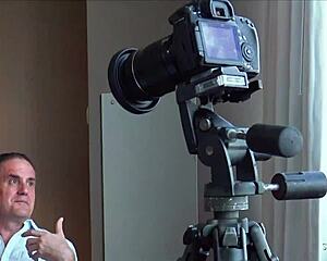 Hej, poglej te lezbične swingerke, ki divjajo s strap-oni. Si že videl takšno vroče lizanje pičke v četverčku?