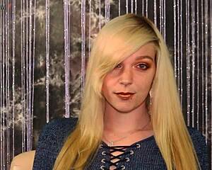 Sexy Gamer Girl Roxy Shows Legs