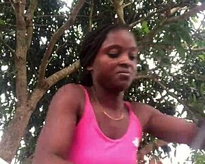 Gadis Gila Berani Buka Mainan Seks di Depan Orang Asing?