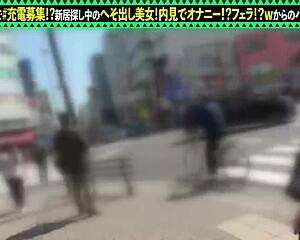 Věříš tomu, že tato roztomilá asijská holka dává intenzivní felaci během prohlídky domu?