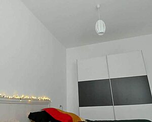 Big ass bbw scribbles fan names on her body