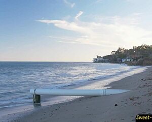 Čudovita črnolaska najstnica 18+ slini nad kurcem v fantazijski igri vlog, poželjiva in elegantna