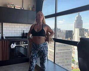 Dois Personais Fuderam a Bucetinha Rosa da Loirinha Aluna da Academia