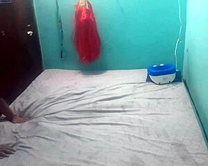 Mi novia cabalga sobre mí mientras nos ven por webcam.