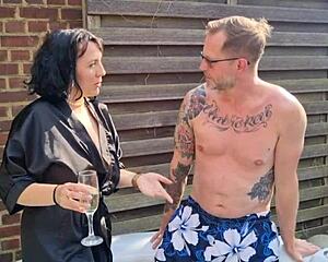 Mya Lorenn, hočeš ga globoko v rit od svojega srečnega soseda?