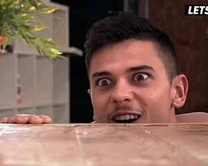 Paola Hard toma a escondidas una polla grande en el anal en el hostel cachondo.