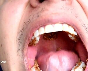 Eating cookies with Colombian flair