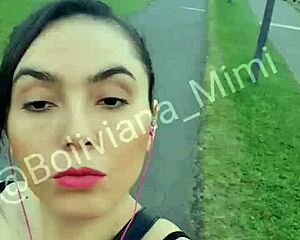 mostrando a buceta pros machos no parque