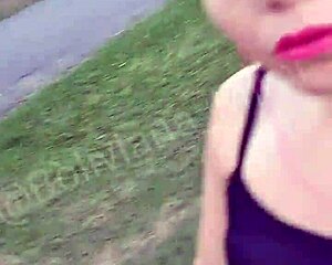 mostrando a buceta pros machos no parque