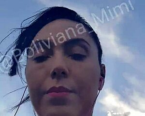 mostrando a buceta pros machos no parque