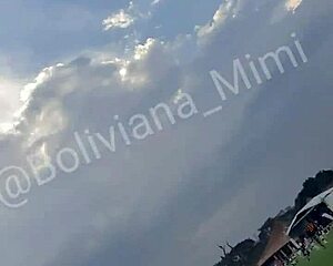 mostrando a buceta pros machos no parque