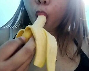 i'm seducing with that banana, deepthroating it so good