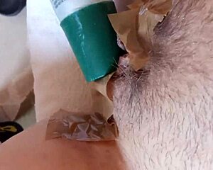 Ama de casa española enseña a los vecinos mientras se masturba en una racha exhibicionista atrevida