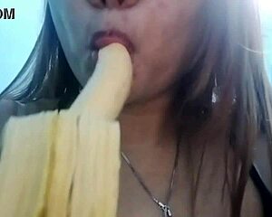 i'm seducing with that banana, deepthroating it so good