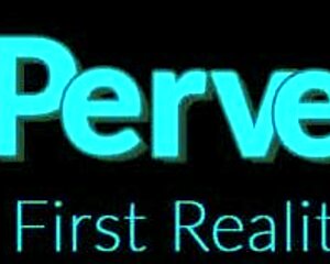 שני נרדים מקבלים מציצה מסלוט בריטית בגרבונים