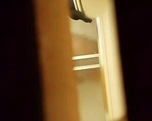 Espiando como se talla la panocha peluda