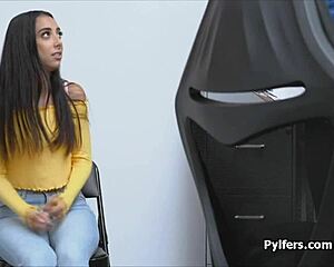 ulovil sem to seksi indijsko tatinko in jo trdo jebal v pisarni