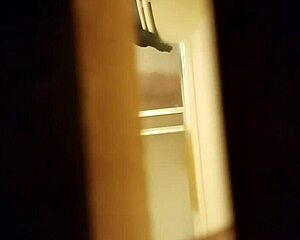 Espiando como se talla la panocha peluda