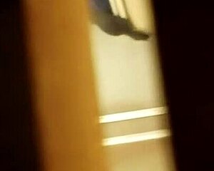 Espiando como se talla la panocha peluda